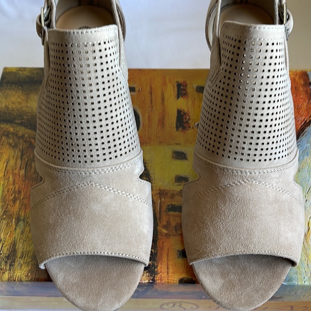 Bella Vita Women’s ILLIANA Almond Block Heel Sandals Size 8M. Brand New in box. - Picture 2 of 6